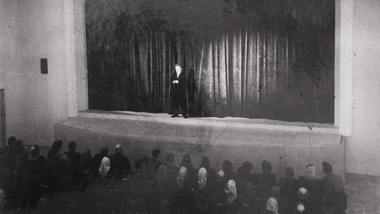 Slavnostní otevření kulturního domu v roce 1950, na pódiu pronáší projev Jiří Bartl 