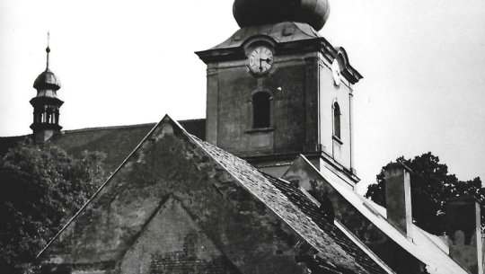 Pohled na kostel přes budovu fary
