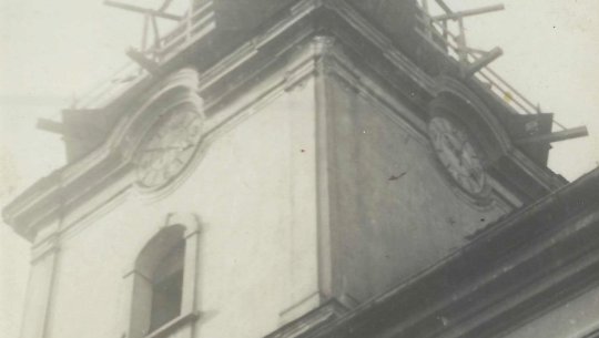 Oplechovávání kostelní báně v roce 1956