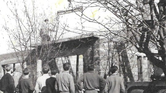 Obr. 2: Pokládaní střechy nově zbudovaných garáží v dubnu 1964