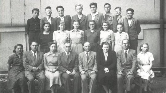 50. léta 20. století – doba, kdy řediteloval místní základní škole, v první řadě čtvrtý zleva