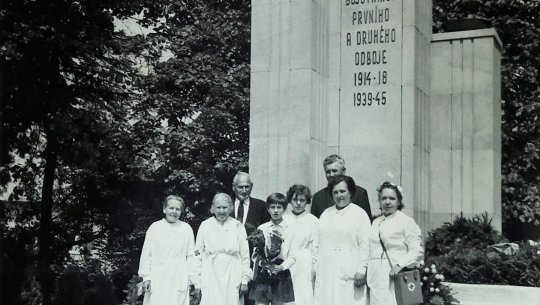 Členové červeného kříže u pomníku, 20. 7. 1969