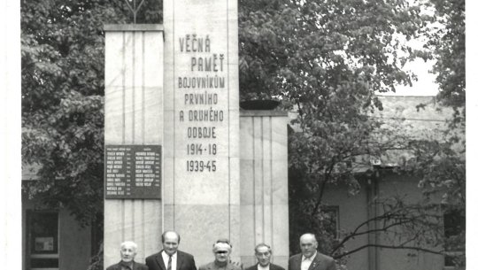 Zástupci volyňských Čechů u pomníku