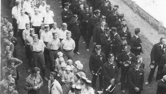 Zástup místních občanů a členů spolků před novou budovou školy 1. září 1929