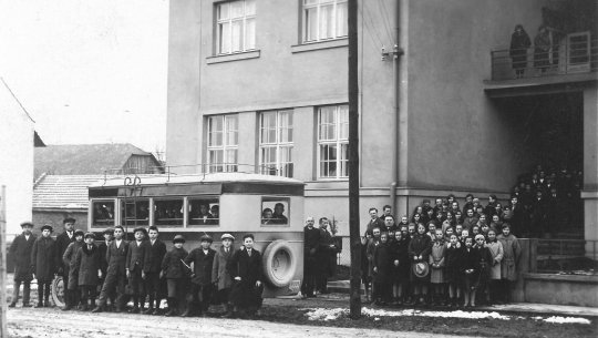 Školní autobus před budovou čp. 250 ve 30. letech