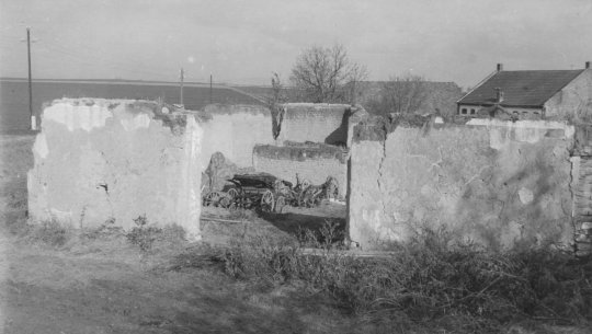 Obr. 3 Ruina stodoly u Floriánka, 1961